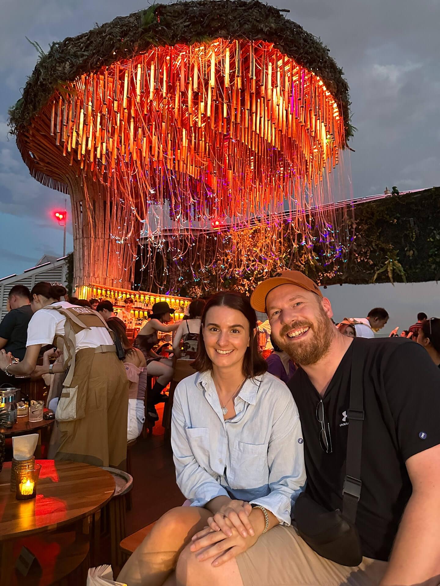Nici & Ralph auf einer Rooftop-Bar in Bangkok